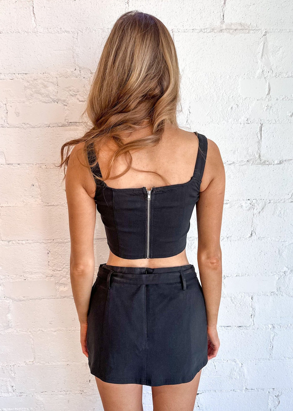 Stylish A-line silhouette with buckle side details
High-waisted design for a flattering fit
Functional skort design offering the look of a skirt with the comfort of shorts
Versatile black color perfect for any occasion