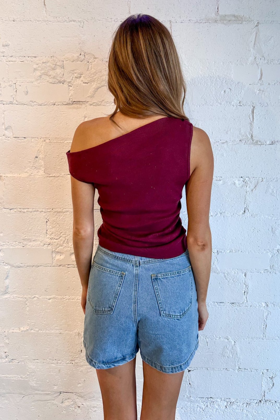 Available in crimson and green
Relaxed, flattering fit
Lightweight, breathable fabric
Delicate leaf pattern for a fall-ready vibe
