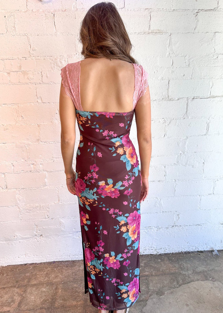 Romantic mauve color with delicate floral accents
Flowy, floor-length design for a graceful silhouette
Lightweight fabric for comfortable all-day wear
Perfect for weddings, parties, or special occasions